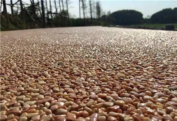 如何區(qū)分露骨料透水混凝土和膠粘石透水地坪？
